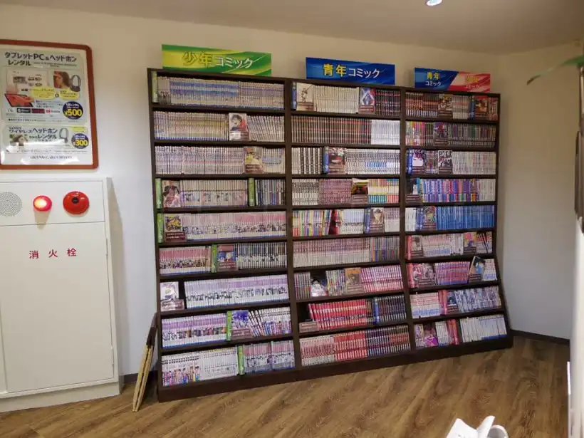 グランドキャビンホテル那覇小禄の2階ロビーにあるマンガ