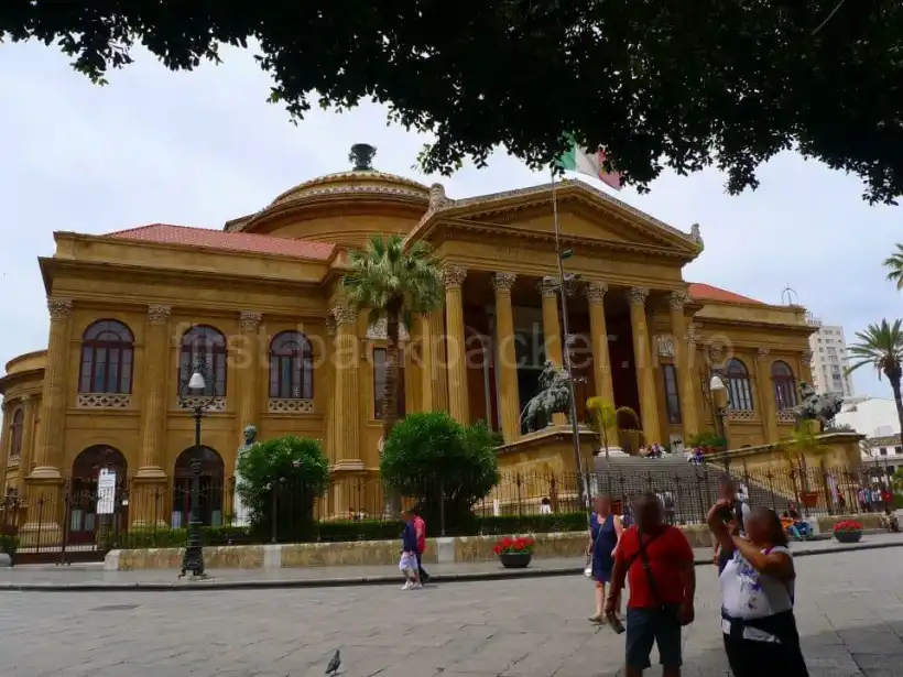 パレルモのマッシモ劇場の外観