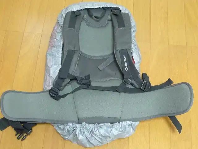 100均のバイクシートカバーを被せたバックパックの裏側