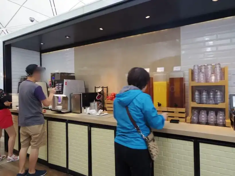 香港国際空港・ウエストホール・プラザ・プレミアム・ラウンジのソフトドリンク