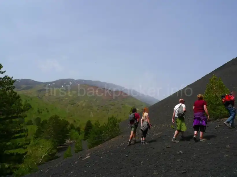 シチリア・Etna Peopleツアーのエトナ山トレッキング中