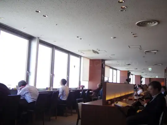 【世界のラウンジから】新千歳空港 スーパーラウンジ - 滑走路の目の前！ドリンク充実のラウンジだけど、混み合いがちかも？