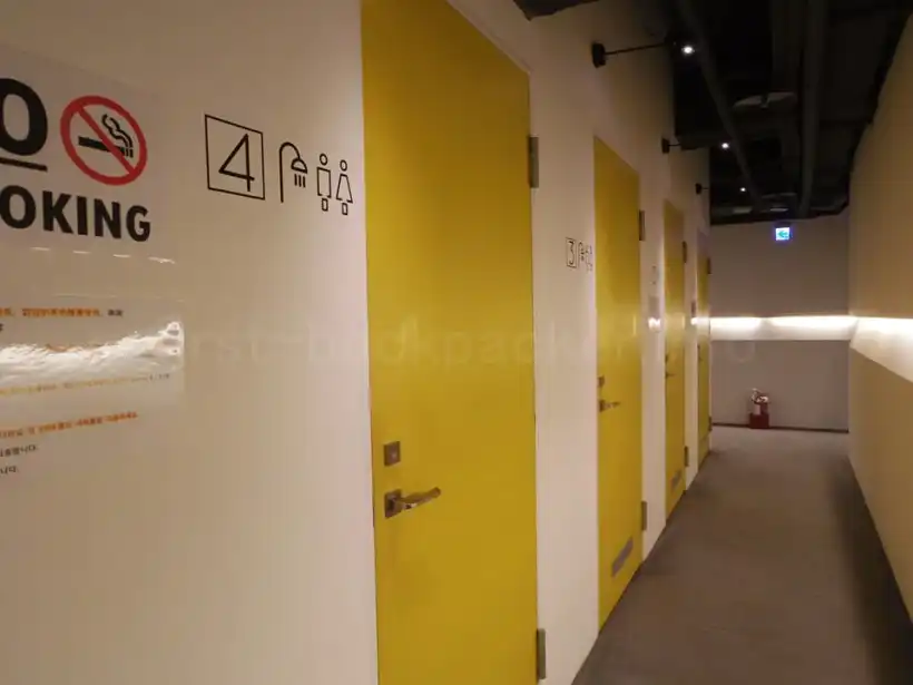 台北のBoutiカプセルイン・シャワーユニットの扉