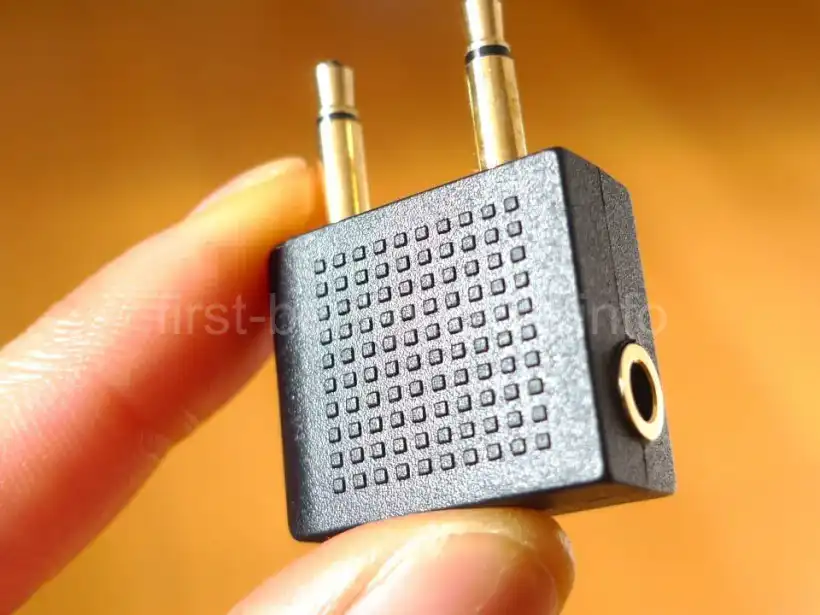 機内放送用イヤホンジャックアダプタ