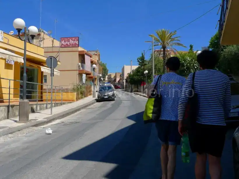 イタリア・ノートの駅から町までの坂道