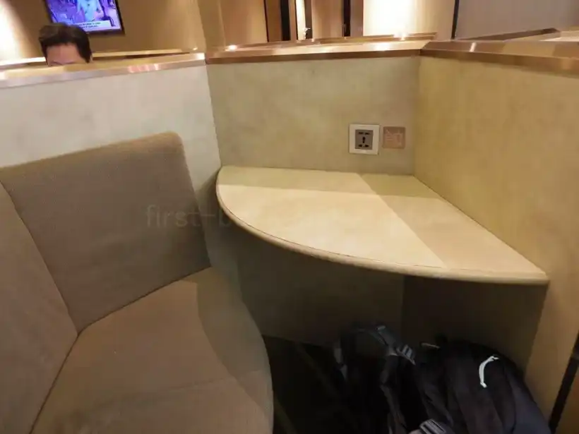 香港国際空港・ウエストホール・プラザ・プレミアム・ラウンジの個別ワークスペースの机と椅子