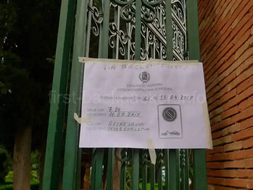 イタリア・タオルミーナのパブリック・ガーデンの張り紙