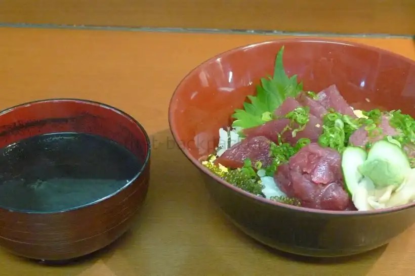 那覇・泊いゆまち・まぐろや本舗の三色丼