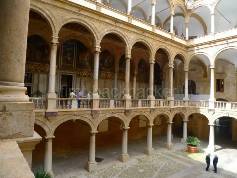 パレルモのノルマン王宮の中庭