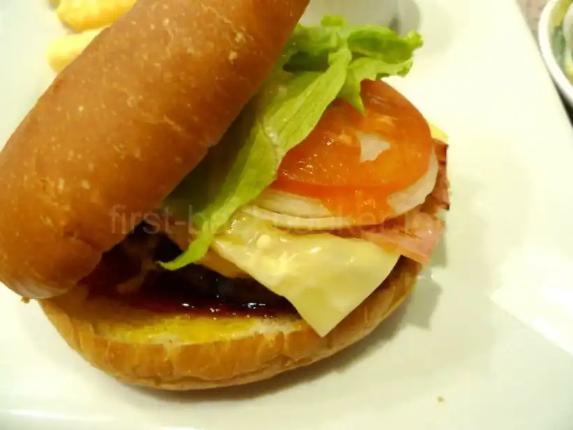 長崎アミュプラザのブルズキッチンの佐世保バーガーの中身