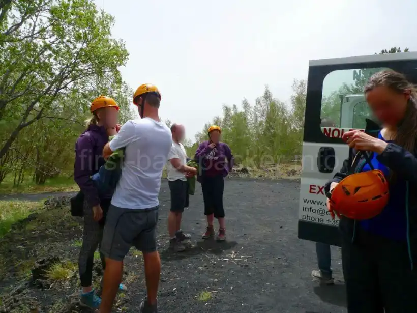 シチリア・Etna Peopleツアーのエトナ山の溶岩洞窟へヘルメット装着中