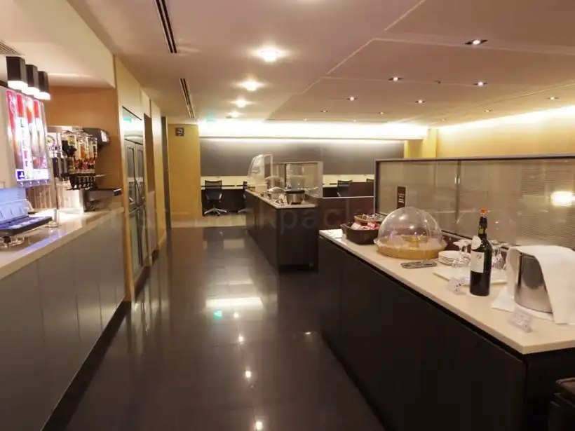 中部国際空港・国際線のグローバルラウンジの食事コーナー