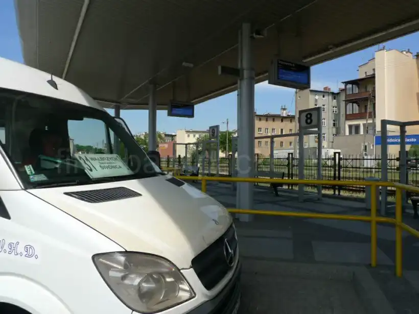 シフィドニツァからヴァウブシフ行きのバス