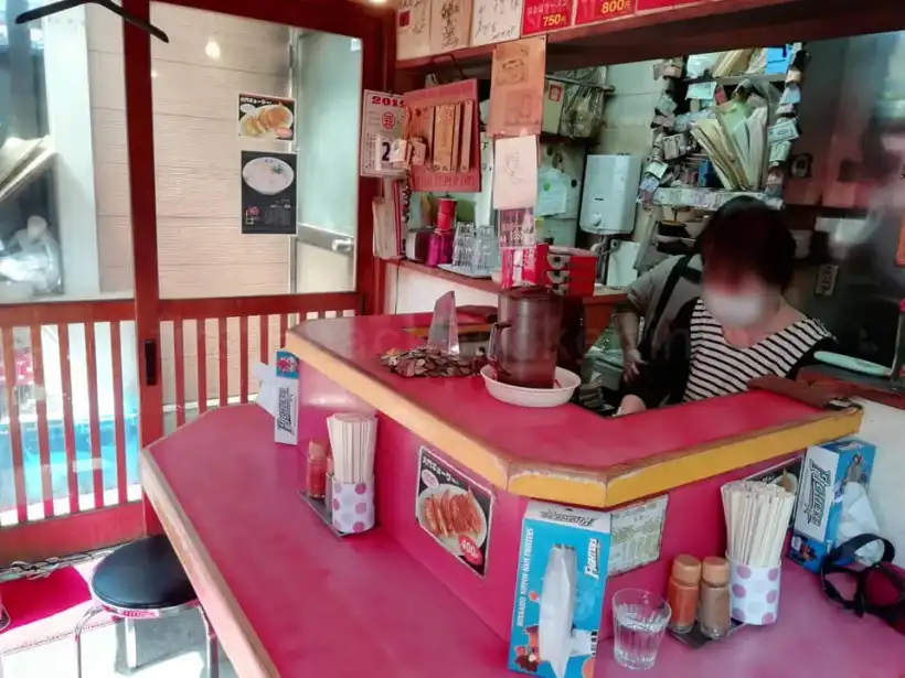 函館大門横町の龍鳳の店内