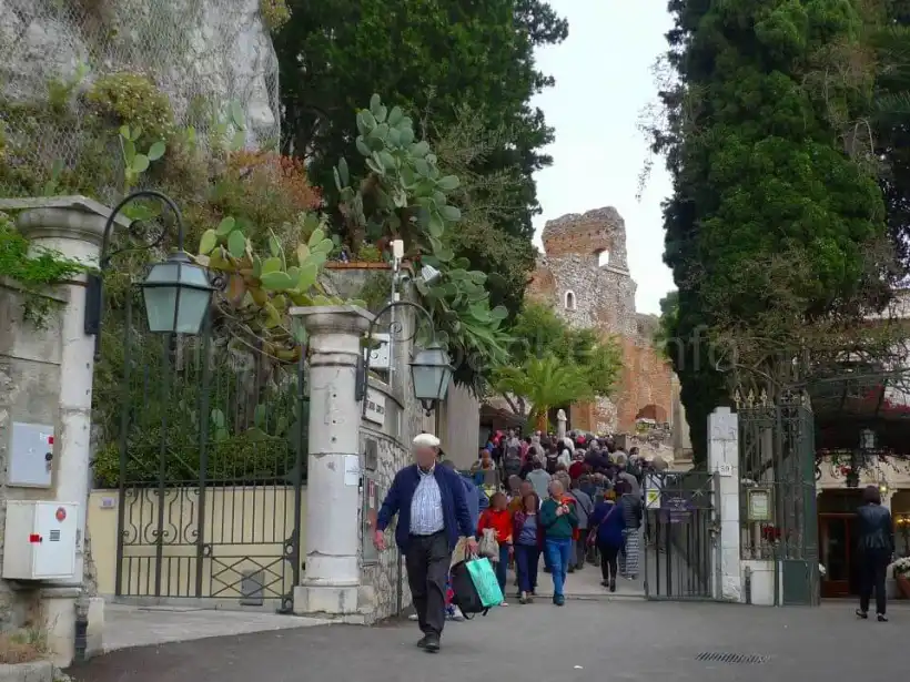 イタリア・タオルミーナのテアトロ入り口