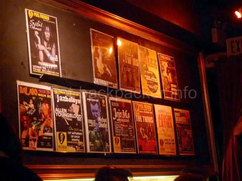 香港のSOHOのPeel Frescoの店内のライブチラシ