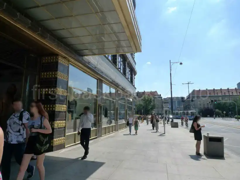 ヴロツワフ・セント ドロシーズ ホステル アパートメンツの近くのデパートRenoma