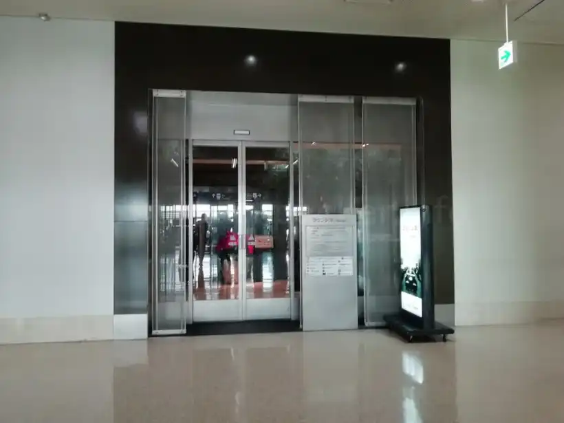 那覇空港のラウンジ華・入り口