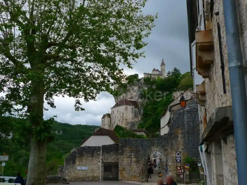 ロカマドゥールの村の入り口