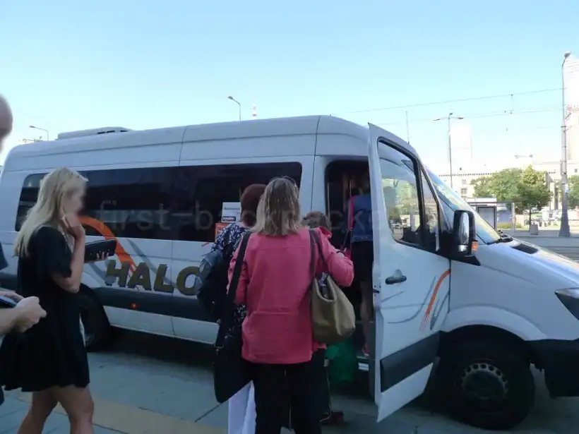 ワルシャワ発カジミエシュ・ドルニ行きのバス