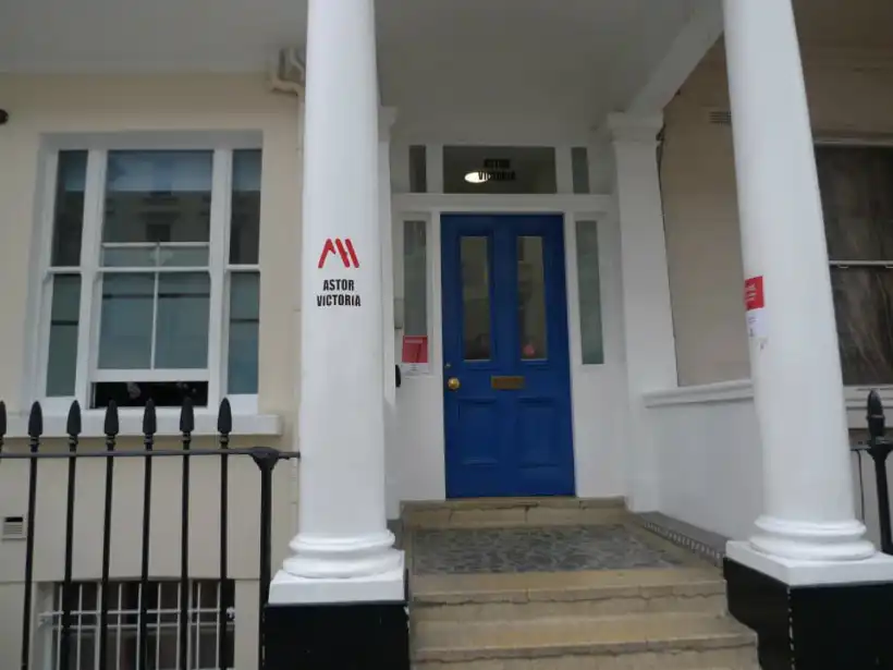 ロンドン アスターホステルの入り口