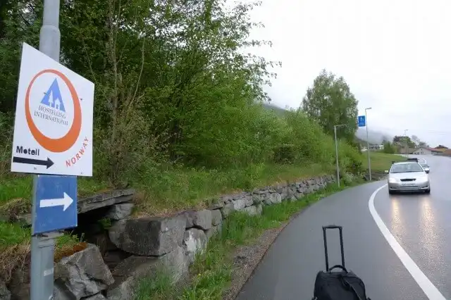 Stryn Hostel and Motelへの坂道