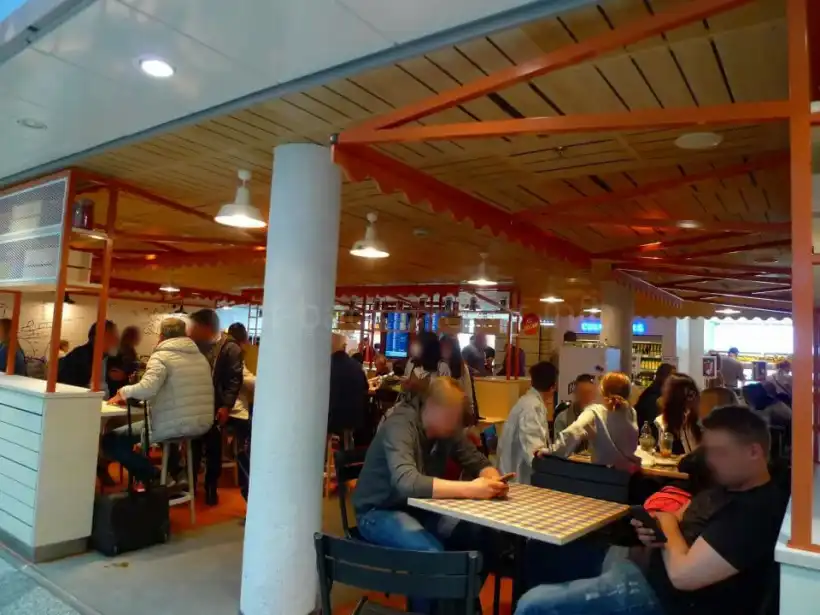 ヘルシンキ ヴァンター国際空港のフードコートの混雑