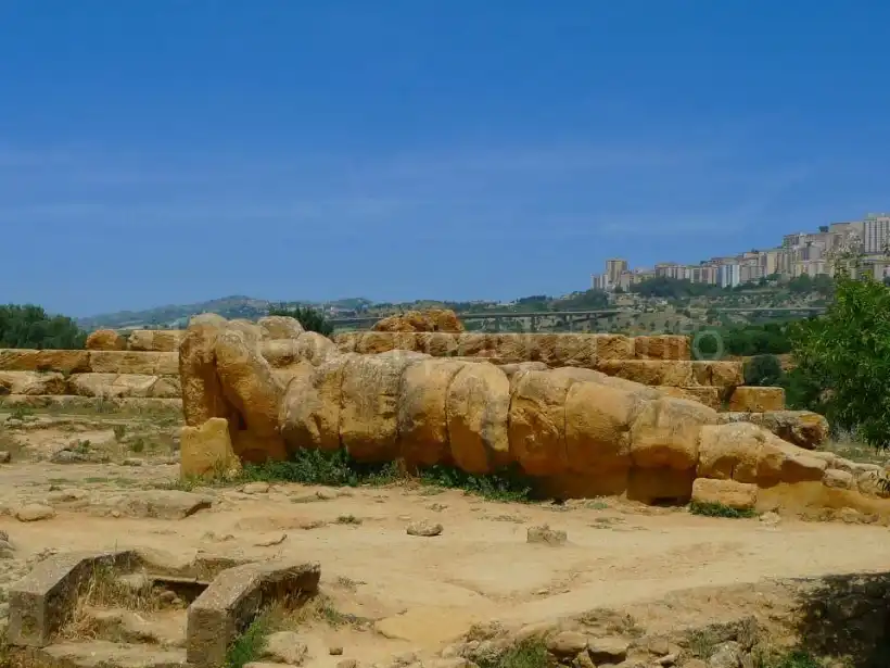 アグリジェントの神殿の谷のジョーヴェ・オリンピコ神殿