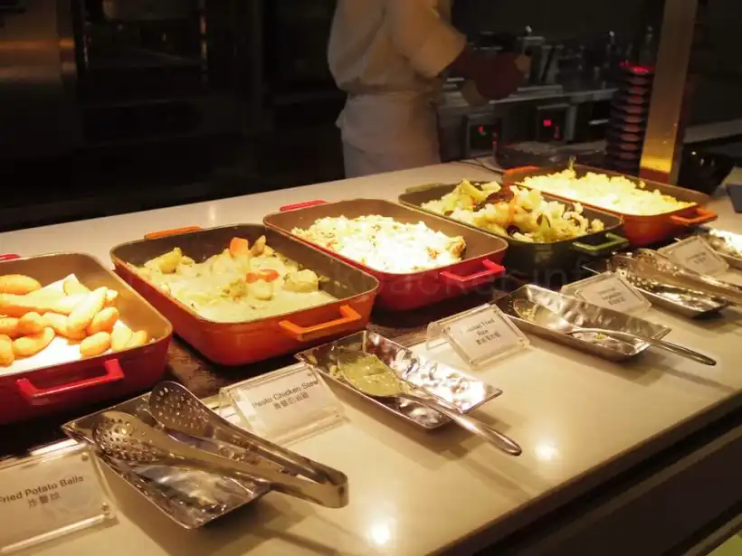 台北桃園空港（第1ターミナル）プラザ・プレミアム・ラウンジZONE Cのホットミール