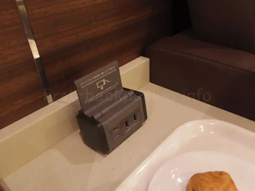 中部国際空港・国際線のグローバルラウンジのスマホ充電コンセント