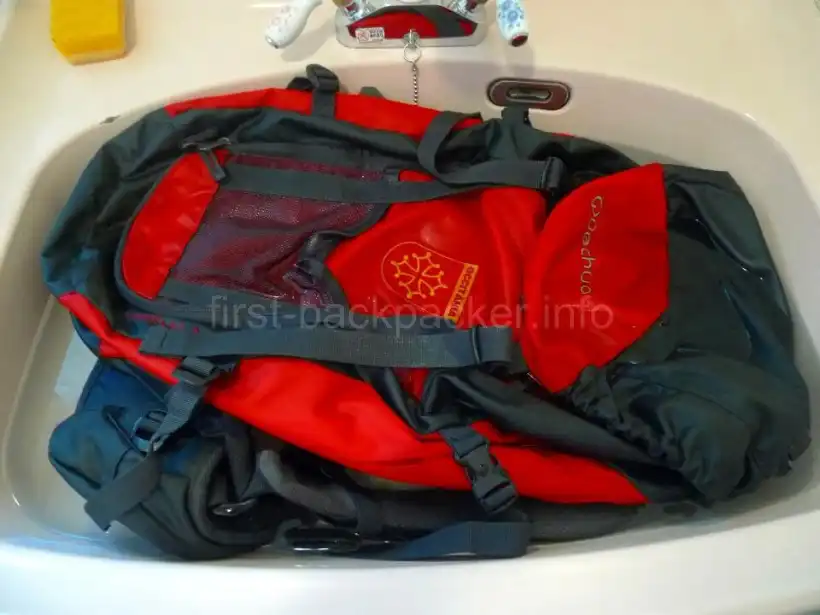 バックパックを手洗いですすぐ