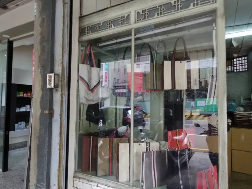 台南・永盛帆布のショーケース