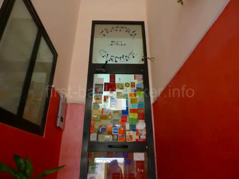 イタリア・ノートのトラットリア「デル・カルミーレ」のドア