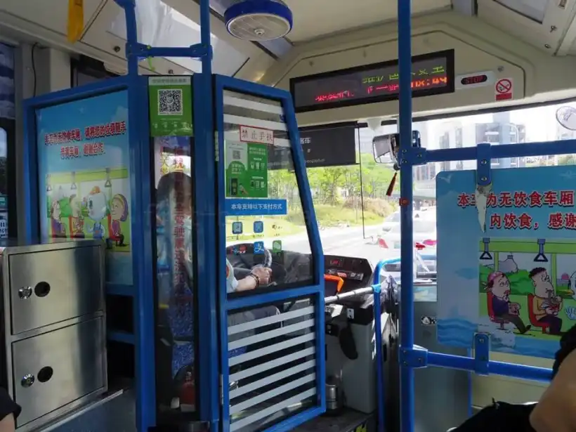 厦門のバスの車内