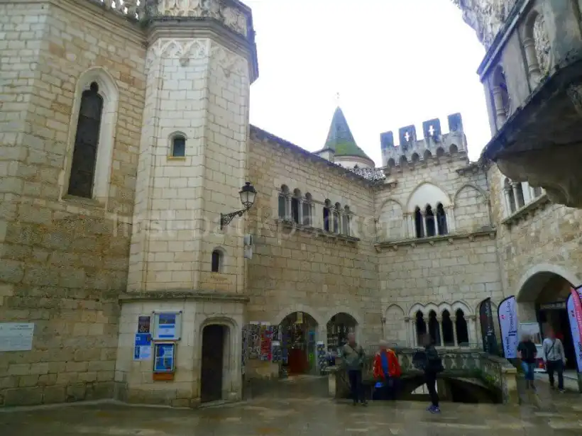 ロカマドゥールのサン・サヴール教会前の広場