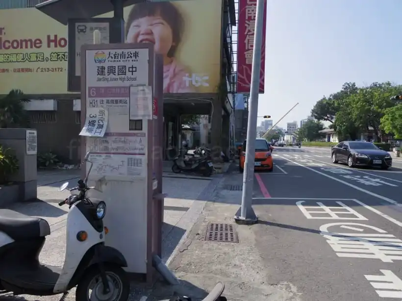 高鐵台南站（台南の新幹線駅）行きの建興國中のバス停