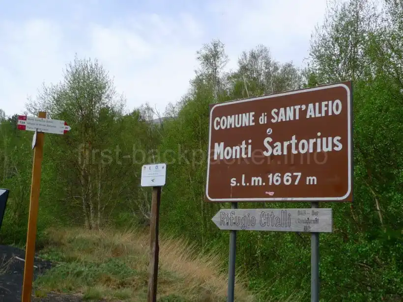 シチリア・Etna Peopleツアーの最初のポイントモンティ・サルトリウスの看板