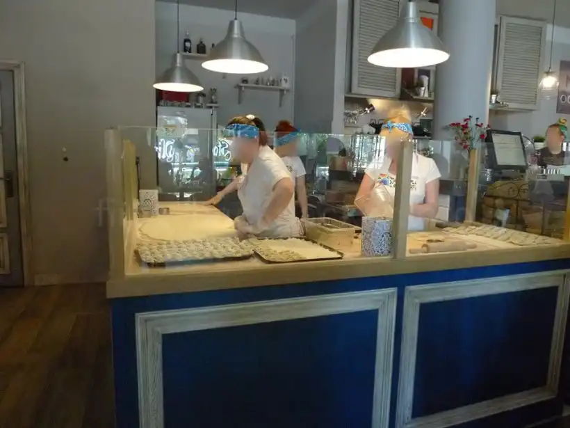 グダニスクManduの店内のピエロギ職人