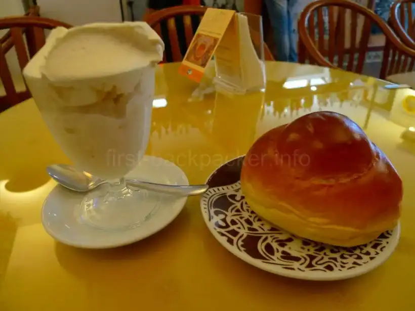 タオルミーナのカフェBAM BARのブリオッシュ+グラニータ