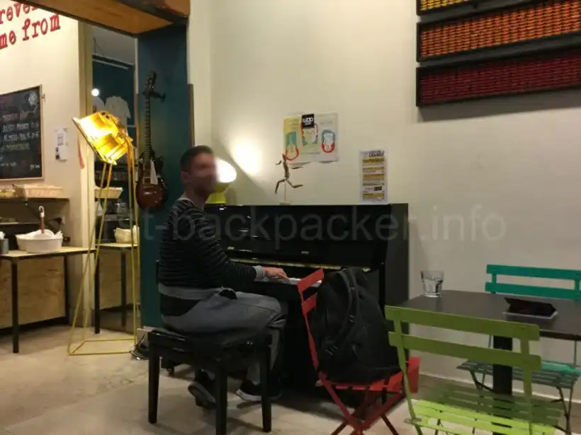 ミラノのOstello Bello Grandeの共用ピアノで突然コンサート