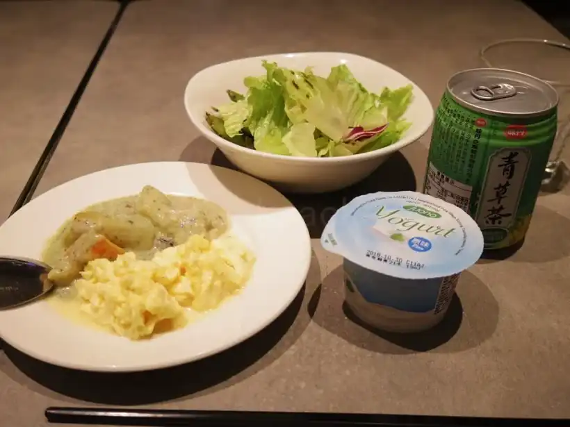 台北桃園空港（第1ターミナル）プラザ・プレミアム・ラウンジZONE Cのサラダ・ヨーグルトなど