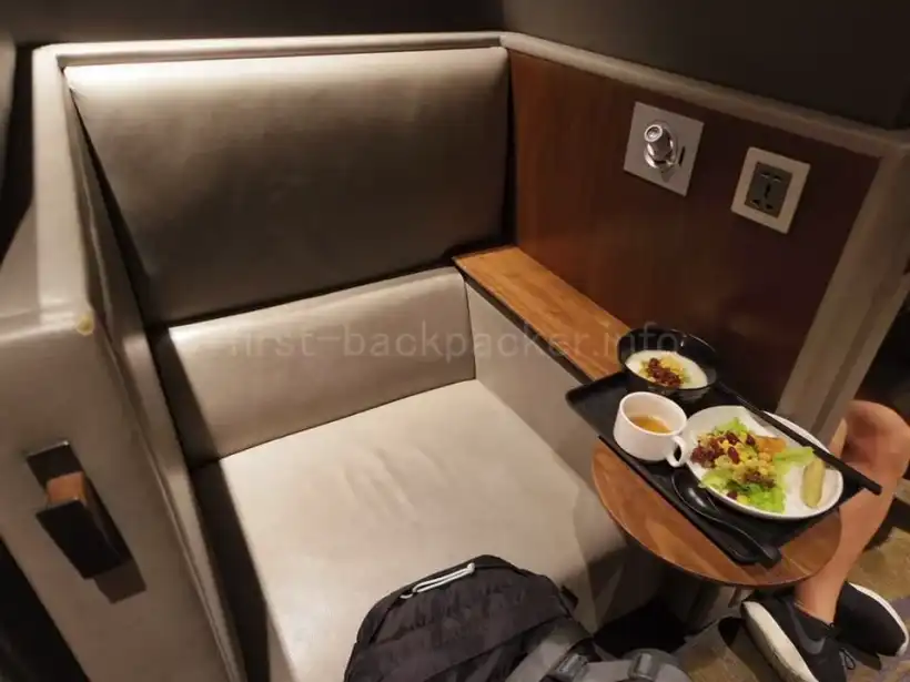 香港国際空港・イーストホール・プラザ・プレミアム・ラウンジの一人用ソファ