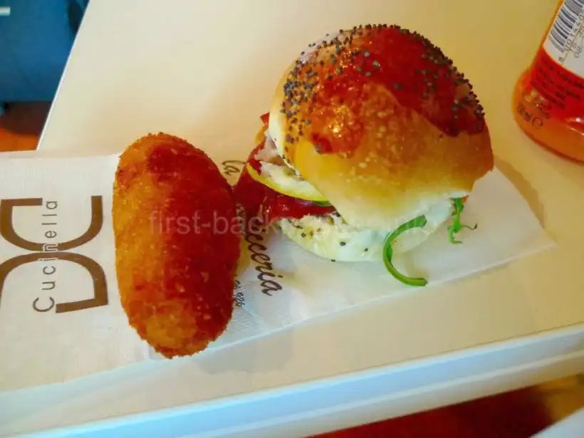 パレルモ ファルコーネ ボルセリーノ空港Gesap VIP Loungeのサンドイッチとコロッケ