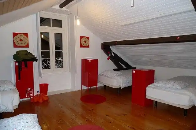 Aveiro Rossio Hostelの最上階のドミトリー