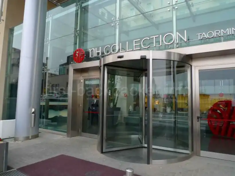 タオルミーナのNHホテル玄関