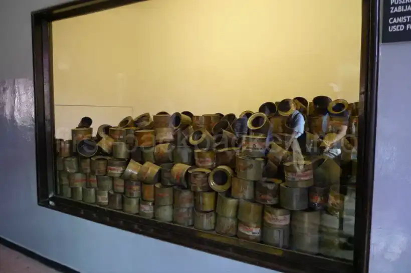 アウシュヴィッツ・大量のチクロンBの空き缶