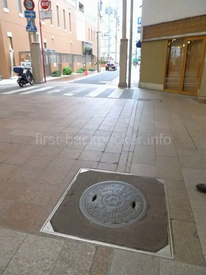 長崎・アルコア中通りの六芒星マンホール