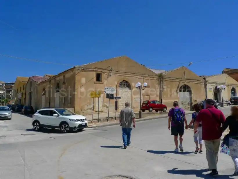 イタリア・ノートの駅舎の前
