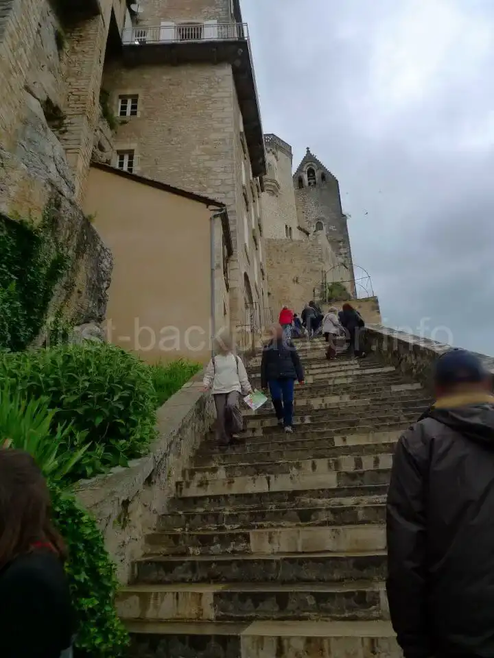 ロカマドゥールのサン・サヴール教会への階段