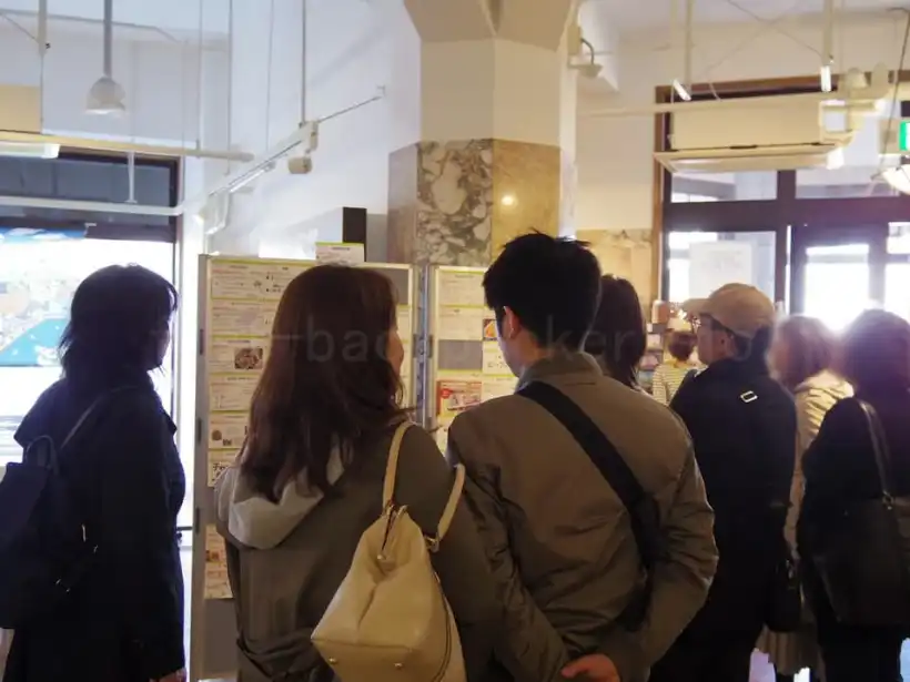 函館西部地区バル街 まちづくりセンターの掲示板の人だかり